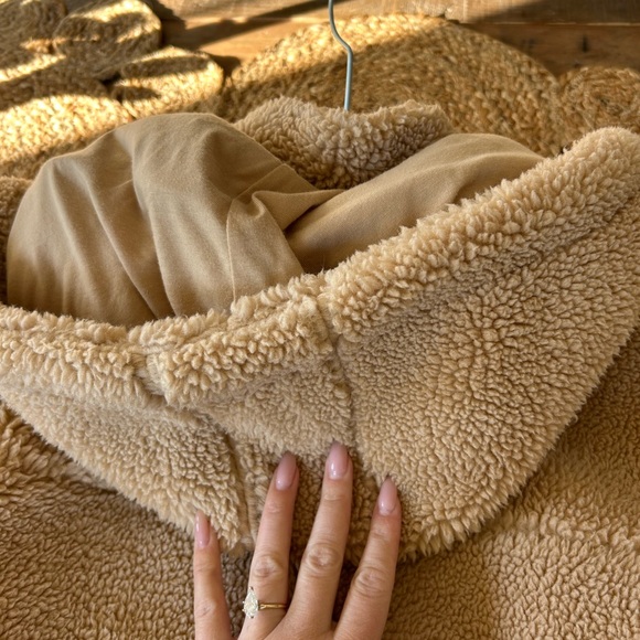 ALO Yoga Foxy Sherpa Jacket - Picture 9 of 12